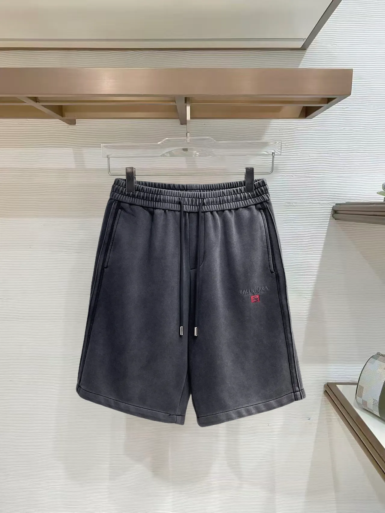 Balenciaga's three-standard complete 2026 summer New Arrival men's casual shorts, advanced custom-made Breathable fabric, Breathable fabric, extremely stretchy and comfortable, impeccable details, top-grade accessories, original logo design concept, delicate and soft feel! The upper body fit is awesome! Size: M-XXXL Please state your height and weight when ordering